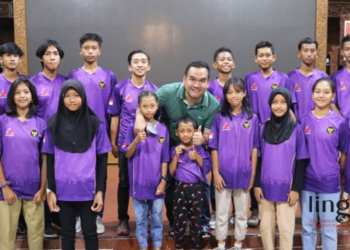 KOMPAK: Bupati Blora, Arief Rohman, bersama atlet panjat tebing Blora. (Dok. Humas Pemkab Blora/Lingkarjateng.id)