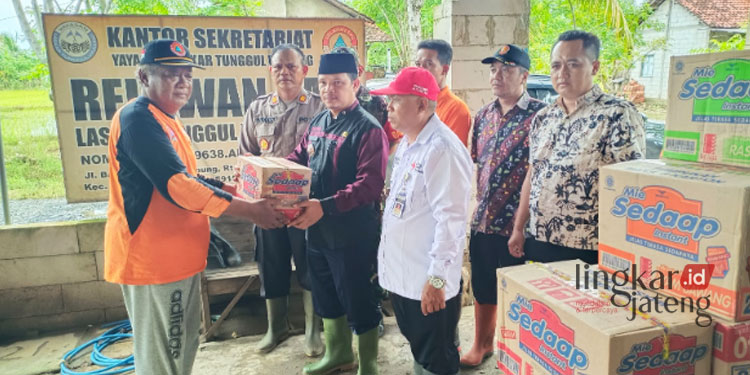 SIMBOLIS: Camat Dukuhseti, Agus Sunarko, menyerahkan bantuan untuk korban banjir di Desa Banyutowo dan Dukuhseti pada Selasa, 3 Januari 2023. (Istimewa/Lingkarjateng.id)