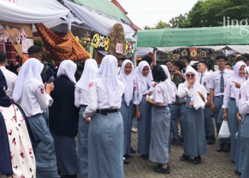 RAMAI: Suasana SMANDA Market Day yang digelar siswa kelas X SMAN 2 Pati. (Lingkarjateng.id)