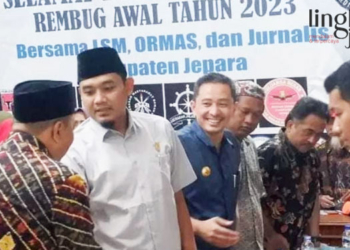 RAMAH: Ketua Dewan Perwakilan Rakyat Daerah (DPRD) Jepara, Haizul Ma’arif, berjabat tangan dengan masyarakat yang hadir dalam agenda rembuk awal tahun 2023. (Istimewa/Lingkarjateng.id)