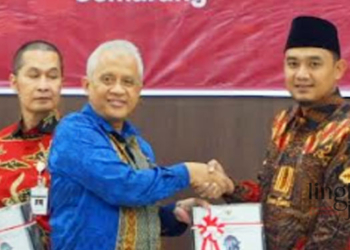 SIMBOLIS: Ketua Dewan Perwakilan Rakyat Daerah (DPRD) Jepara Haizul Ma’arif (berpeci) menerima Laporan Hasil Pemeriksaan (LHP) Kinerja Jepara dari BPK RI, beberapa waktu lalu. (Istimewa/Lingkarjateng.id)