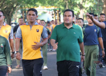 JALAN SEHAT: Bupati Blora, Arief Rohman (dua dari kanan) bersama Wakil Bupati Blora Tri Yuli Setyowati (paling kiri) saat jalan sehat di Mako Yonif 410/Alugoro Blora pada Jumat, 13 Januari 2023. (Dok. Humas Pemkab Blora/Lingkarjateng.id)