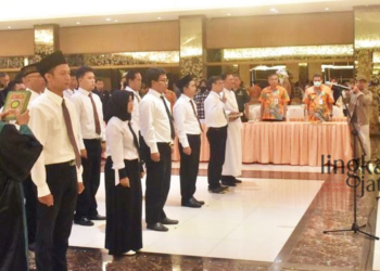 PENGAMBILAN SUMPAH: Ketua KPU Salatiga, Syaemuri, saat Melantik 20 anggota Panitia Pemilihan Kecamatan (PPK) Pemilu 2024, pada Rabu, 4 Januari 2023. (Istimewa/Lingkarjateng.id)