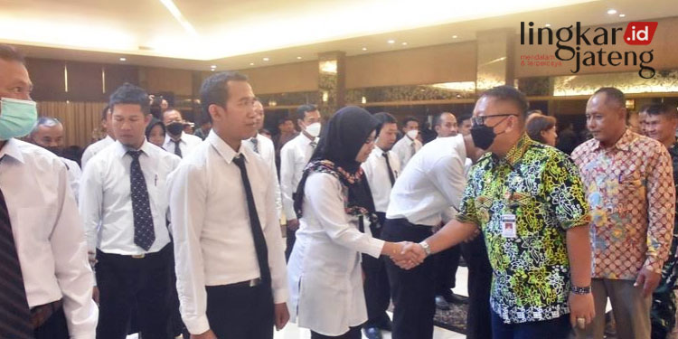 MEMBERI SUPPORT: Pj Wali Kota Salatiga, Sinoeng N Rachmadi, memberikan dukungan anggota PPS dalam melaksanakan tugas pelaksanaan Pemilu 2024. (Istimewa/Lingkarjateng.id)