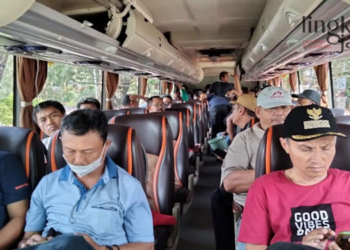 BERANGKAT: Kades s-Grobogan bertolak ke Jakarta untuk menyuarakan revisi UU Tentang Desa. (Muhamad Ansori/Lingkarjateng.id)