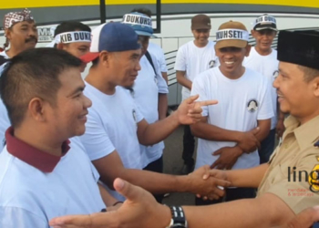 BERI DUKUNGAN: Camat Dukuhseti Agus Sunarko (paling kanan) saat menghantar para kades yang akan demo ke Jakarta menuntut revisi UU Desa. (Istimewa/Lingkarjateng.id)