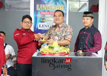 PERESMIAN KANTOR BIRO: Bupati Blora Arief Rohman (tengah) memotong tumpeng didampingi Komisaris Utama Agus Sunarko, Wakil Direktur Utama Henny Susilowati, Direktur Koran Lingkar M. Noofal dan Kepala Biro Blora, Subekan. (Dok. Lingkar/Lingkarjateng.id)