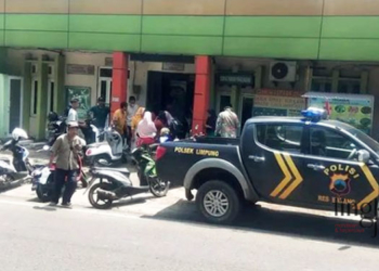 BERTUGAS: Petugas Polsek Limpung meninjau korban keracunan massal di Puskesmas Banyuputih, Kabupaten Batang pada Kamis, 12 Januari 2023. (Dok. Instagram batanginfo.id/Lingkarjateng.id)