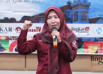 BERKOBAR: Wakil Direktur Lingkar Media Group (LMG), Henny Susilowati, saat memberikan sambutan dalam malam refleksi LMG di Yogyakarta, belum lama ini. (Dok. Lingkarjateng.id)