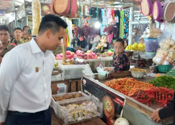 CEK HARGA: Bupati Kendal, Dico M Ganinduto saat meninjau Pasar Kaliwungu pada Jumat, 13 Januari 2023. (Arvian Maulana/Lingkarjateng.id)