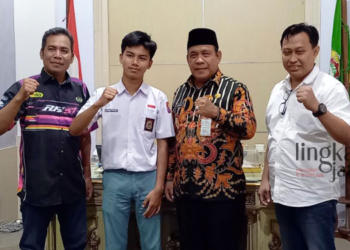 BERPOSE: Wakil Bupati Kendal, Windu Suko Basuki bersama pengurus FOBM (dua dari kanan), Felix Pembalap motor (memakai seragam sekolah) dan Linggar pegiat motor balap (paling kiri). (Arvian Maulana/Lingkarjateng.id)