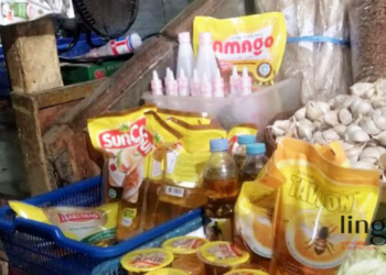 MENJUAL: Stok minyak di salah satu lapak pedagang Pasar Peterongan, Kota Semarang pada Minggu, 29 Januari 2023. (Adimungkas/Lingkarjateng.id)