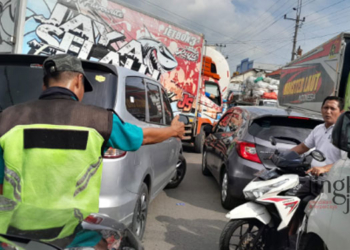 MACET PARAH: Kondisi lalu lintas di Pertigaan Juwana Setelah Tugu Sukun Juwana tampak macet parah lantaran tak ada lampu APILL. (Istimewa/Lingkarjateng.id)