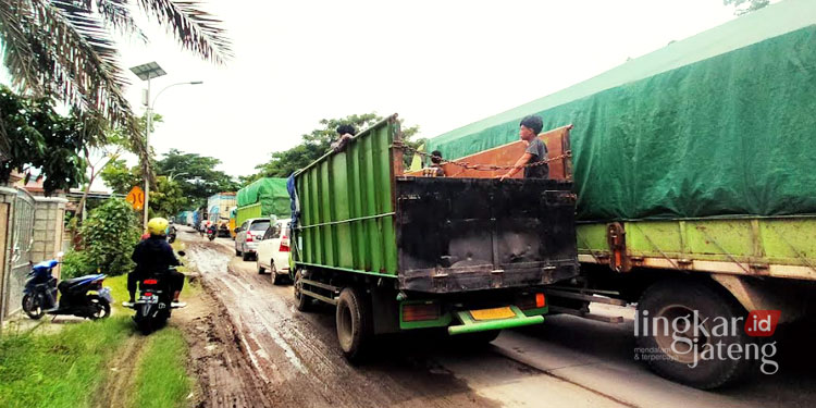 TERJEBAK MACET: Truk-truk besar terjebak macet panjang di Jalan Juwana-Batangan, Kabupaten Pati pada Senin, 30 Januari 2023. (Khoirul Mishbah/Lingkarjateng.id)