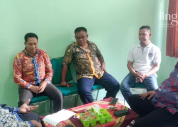 DISKUSI: Pengurus PPDI Kabupaten Rembang mendatangi Kantor Dinpermades Kabupaten Rembang untuk berkoordinasi rencana keberangkatan ke Jakarta. (R Teguh Wibowo/Lingkarjateng.id)