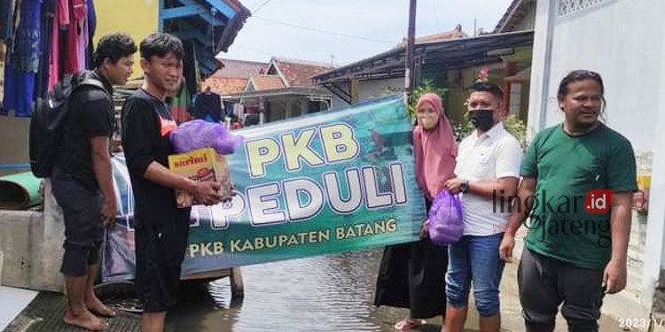 EMPATI: Anggota DPRD Batang Fraksi PKB, M. Hanif A. R (kanan) dan Mufit Miftachudin bersama anggota Garda Bangsa serta DPC PKB Kabupaten Batang memberikan bantuan kepada warga terdampak banjir. (Muslichul Basid/Lingkarjateng.id)