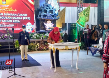 SIMBOLIS: Penandatangan janji anggota PPS (panitia pemungutan suara) pemilu 2024 oleh Ketua KPU Kendal, Hevy Indah Oktaria, di GOR Sasana Krida Bahurekso, Kendal pada Selasa, 24 Januari 2023. (Arvian Maulana/Lingkarjateng.id)