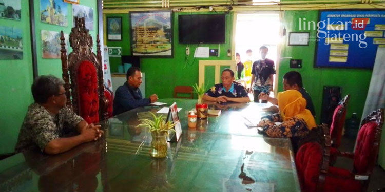 DIALOG: Dinas Pariwisata Kabupaten Demak mengundang perwakilan pengurus dokar dan becak soal kebersihan di Taman Parkir Tembiring Jogo Indah. (Tomi Budianto/Lingkarjateng.id)