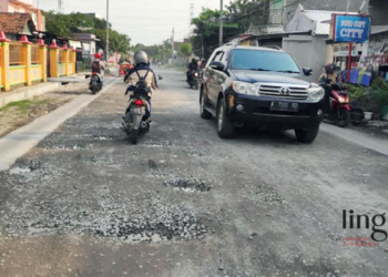 JALAN RUSAK: Perbaikan Jalan Slamet Riyadi turut Desa Sumberejo, Kecamatan/Kabupaten Rembang masih mangkrak hingga Selasa, 24 Januari 2023. (R Teguh Wibowo/Lingkarjateng.id)