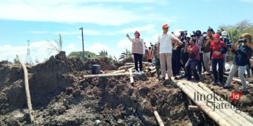 MONITORING: Gubernur Jateng, Ganjar Pranowo didampingi Bupati Grobogan, Sri Sumarni, meninjau lokasi tanggul Sungai Lusi, di Dusun Lembono, Desa Karangsari, Kecamatan Brati, Kabupaten Grobogan, pada Jumat, 13 Januari 2023. (Muhamad Ansori/Lingkarjateng.id)