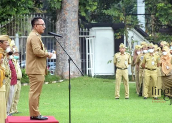 SEREMONI: Pj Wali Kota Salatiga, Sinoeng N Rahmadi memberi arahan kepada ASN saat Apel Bersama Mengawali Kerja 2023 di Pemkot Salatiga, pada Senin, 2 Januari 2023. (Istimewa/Lingkarjateng.id)