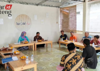 DISKUSI: Suasana FGD Dinporapar Pati bersama elemen pengelola wisata Goa Pancur Desa Jimbaran, Kecamatan Kayen pada Jumat, 20 Januari 2023. (Arif Febriyanto/Lingkarjateng.id)