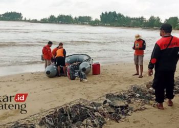 MENCARI: Tim SAR BPBD Jepara dalam proses pencarian warga Kudus yang hilang di Perairan Ujung Piring. (Istimewa/Lingkarjateng.id)