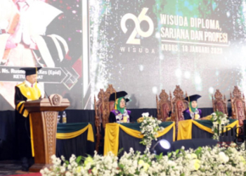 Rektor UMKU Universitas Muhammadiyah Kudus (UMKU), Dr. Ns. Rusnoto menyampaikan sambutan dalam acara wisuda ke-26 pada Rabu, 18 Januari 2023. (Istimewa/Lingkarjateng.id)