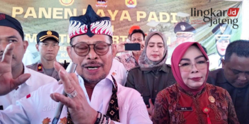 BERI KETERANGAN: Menteri Pertanian (Mentan), Syahrul Yasin Limpo didampingi Bupati Grobogan, Sri Sumarni saat kunjungan kerja di Kabupaten Grobogan pada Kamis, 12 Januari 2023. (Muhamad Ansori/Lingkarjateng.id)
