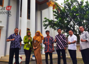 BERPOSE: Tim Dinporapar Pati bersama Bappeda, CSR The Safin Hotel, dan Ketua FK Pokdarwis meninjau lokasi yang akan dijadikan homestay untuk Porprov Jateng 2023 di Kecamatan Gembong. (Istimewa/Lingkarjateng.id)