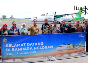 BERPOSE: Bupati Blora, Arief Rohman bersama Gubernur Jawa Tengah, Ganjar Pranowo di Bandara Ngloram, Cepu, Blora pada Jumat, 27 Januari 2023. (Dok. Humas Pemkab Blora/Lingkarjateng.id)
