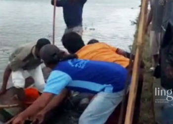 EVAKUASI: Evakuasi dua korban tenggelam di areal persawahan di Desa Bulungcangkring, Kecamatan Jekulo, Kabupaten Kudus, pada Selasa, 3 Januari 2023. (Istimewa/Lingkarjateng.id)