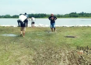 SIGAP: Warga Desa Bugel, Kecamatan Godong, Kabupaten Grobogan bergotong royong tinggikan tanggul Sungai Lusi pada Senin, 9 Januari 2023. (Muhamad Ansori/Lingkarjateng.id)
