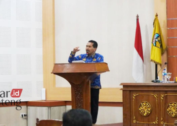 BERI ARAHAN: Sekretaris Daerah Kabupaten Jepara, Edy Sujatmiko, dalam Rapat Pemaparan Rencana Kerja Pemerintah Daerah (RKPD) Kabupaten Jepara tahun 2024 di Gedung Shima Jepara pada Selasa, 17 Januari 2023. (Istimewa/Lingkarjateng.id)
