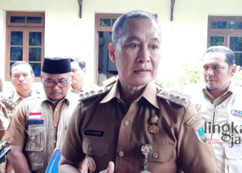 BERI KETERANGAN: Bupati Kudus, M. Hartopo usai menghadiri rapat evaluasi penanganan bencana pada Senin, 9 Januari 2023. (Istimewa/Lingkarjateng.id)