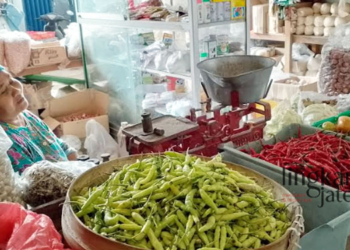 MENJUAL: Salah satu pedagang sembako di Pasar Pasar Puri Pati. (Arif Febriyanto/Lingkarjateng.id)