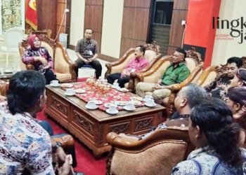 KLARIFIKASI: Bupati Grobogan, Sri Sumarni, menemui tiga kades yang terlibat pencatutan nama Jokowi. (Muhamad Ansori/Lingkarjateng.id)