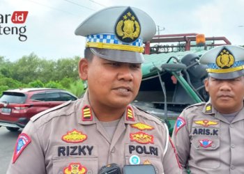 BERI KETERANGAN: Kasatlantas Polres Kendal, AKP Rizky Widyo Pratomo (kiri) saat dimintai keterangan soal penerapan tilang manual. (Arvian Maulana/Lingkarjateng.id)