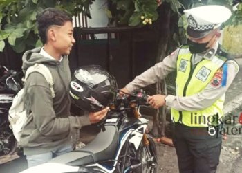 MENINDAK: Satlantas Polres Rembang menindak pelanggar lalu lintas pada operasi zebra candi 2022 beberapa waktu lalu. (R Teguh Wibowo/Lingkarjateng.id)