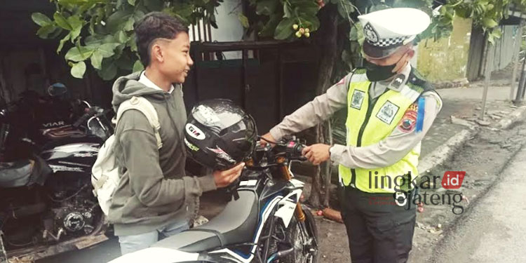 MENINDAK: Satlantas Polres Rembang menindak pelanggar lalu lintas pada operasi zebra candi 2022 beberapa waktu lalu. (R Teguh Wibowo/Lingkarjateng.id)
