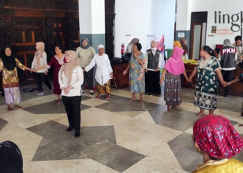 TRAUMA HEALING: Ibu-ibu dan lansia yang mengungsi di Aula DPRD Kudus diajak senam bersama untuk menghilangkan rasa trauma akibat banjir. (ihza Fajar/Lingkarjateng.id)