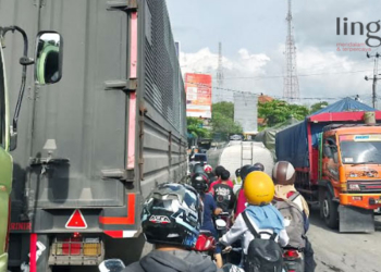 MACET PARAH: Beberapa truk nekat melawan arus kemacetan di Jalan Juwana-Batangan, Kabupaten Pati pada Kamis, 2 Februari 2023. (Arif Febriyanto/Lingkarjateng.id)