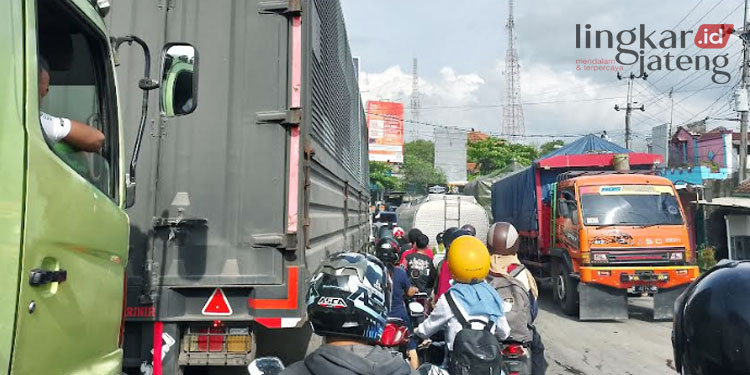 MACET PARAH: Beberapa truk nekat melawan arus kemacetan di Jalan Juwana-Batangan, Kabupaten Pati pada Kamis, 2 Februari 2023. (Arif Febriyanto/Lingkarjateng.id)