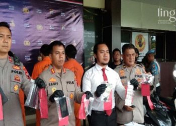 KONFERENSI PERS: Kepala Polres Batang, AKBP Saufi Salamon (Tengah) didampingi Waka Polres, Kompol Gali (kiri) dan Kepala Satreskrim AKP Yorissa Prabowo (baju putih) menunjukan barang bukti kejahatan curanmor di Batang pada Rabu, 1 Februari 2023. (Istimewa/Lingkarjateng.id)