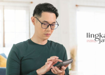 ILUSTRASI: Seorang pria menggunakan alat absensi. (Istimewa/Lingkarjateng.id)