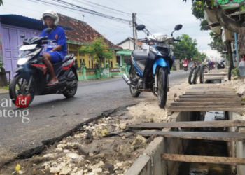 FASILITAS PUBLIK: Pengerjaan perbaikan jalan Slamet Riyadi yang sering dikeluhkan warga akhirnya diputus kontrak oleh Pemkab Rembang. (R Teguh Wibowo/Lingkarjateng.id)