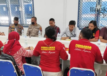 DIALOG: Sejumlah masyarakat menyampaikan aduan ke Disnakertrans Jawa Tengah. (Istimewa/Lingkarjateng.id)