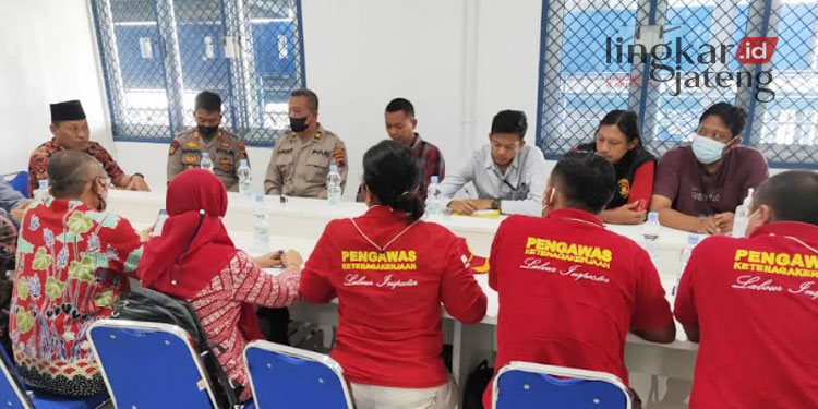 DIALOG: Sejumlah masyarakat menyampaikan aduan ke Disnakertrans Jawa Tengah. (Istimewa/Lingkarjateng.id)