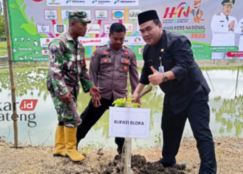MENANAM: Bupati Blora, Arief Rohman, menanam pohon di lokasi aset Desa Jepangrejo, Kecamatan/Kabupaten Blora pada Rabu, 15 Februari 2023. (Istimewa/Lingkarjateng.id)