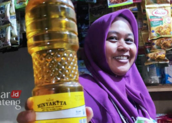 MENUNJUKKAN: Salah satu pedagang di Pasar Kota Rembang yang masih memiliki stok Minyakita. (R Teguh Wibowo/Lingkarjateng.id)